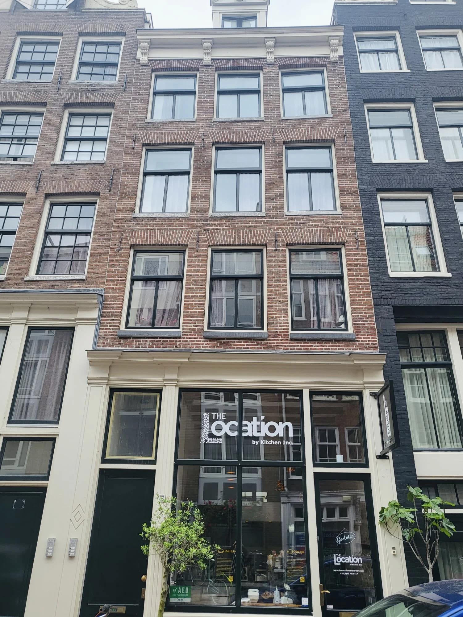 Voorgevel van een pand aan de Nieuwe Kerkstraat met het horecabedrijf “The Location by Kitchen Inc.” op de begane grond.